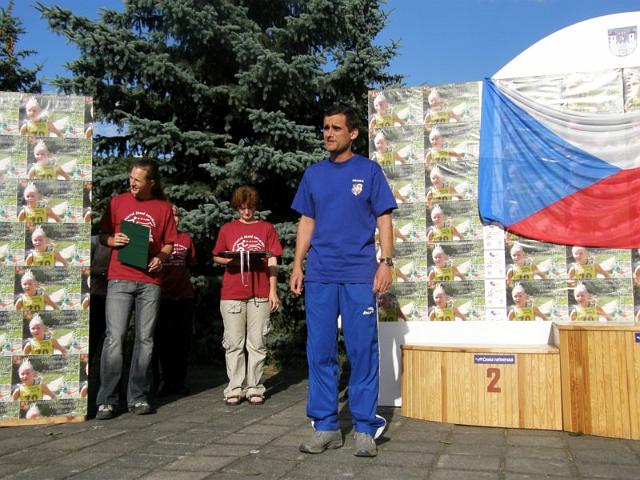 MCR_jednotlivci_Kralupy_31.jpg - Jura Vilhelm vyhlašuje třetího držitele titulu Mistr sportu v kategorii muži